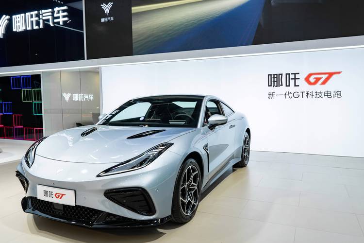 东莞45哪吒汽车在智能汽车领域的表现，领途汽车在新能源汽车市场中的影响力